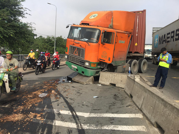 Xe container ủi dải phân cách, dầu nhớt tràn ra đường khiến nhiều người trượt ngã Xe container ủi dải phân cách, dầu nhớt tràn ra đường khiến nhiều người trượt ngã