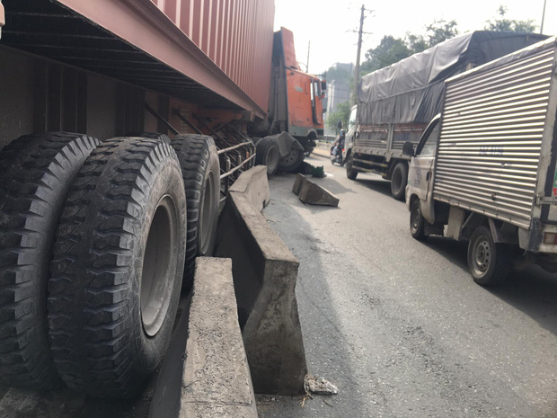 Xe container ủi dải phân cách, dầu nhớt tràn ra đường khiến nhiều người trượt ngã - 1 Xe container ủi dải phân cách, dầu nhớt tràn ra đường khiến nhiều người trượt ngã - 1