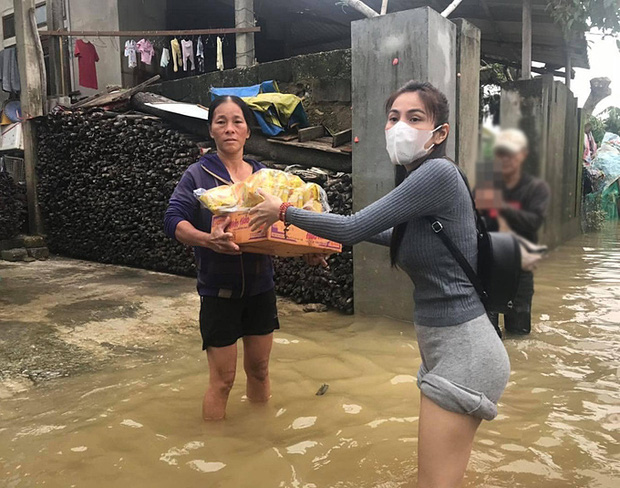 Thuỷ Tiên lộ phần chân bị nước ăn đến nổi ghẻ sau nhiều ngày lội nước - 1 Thuỷ Tiên lộ phần chân bị nước ăn đến nổi ghẻ sau nhiều ngày lội nước - 1