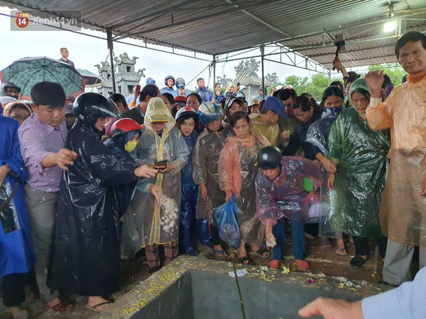 Hàng trăm người dân đội mưa đến tiễn đưa Chủ tịch huyện hy sinh ở Rào Trăng 3 về đất mẹ - 7 Hàng trăm người dân đội mưa đến tiễn đưa Chủ tịch huyện hy sinh ở Rào Trăng 3 về đất mẹ - 7