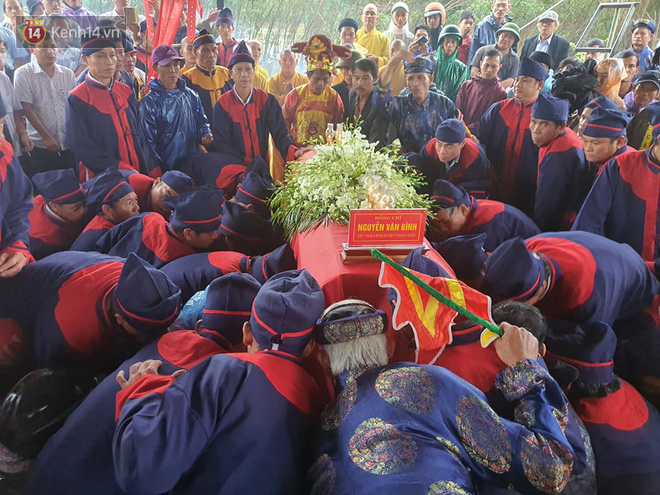 Hàng trăm người dân đội mưa đến tiễn đưa Chủ tịch huyện hy sinh ở Rào Trăng 3 về đất mẹ - 2 Hàng trăm người dân đội mưa đến tiễn đưa Chủ tịch huyện hy sinh ở Rào Trăng 3 về đất mẹ - 2