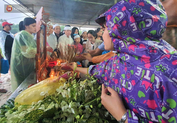 Hàng trăm người dân đội mưa đến tiễn đưa Chủ tịch huyện hy sinh ở Rào Trăng 3 về đất mẹ - 6 Hàng trăm người dân đội mưa đến tiễn đưa Chủ tịch huyện hy sinh ở Rào Trăng 3 về đất mẹ - 6
