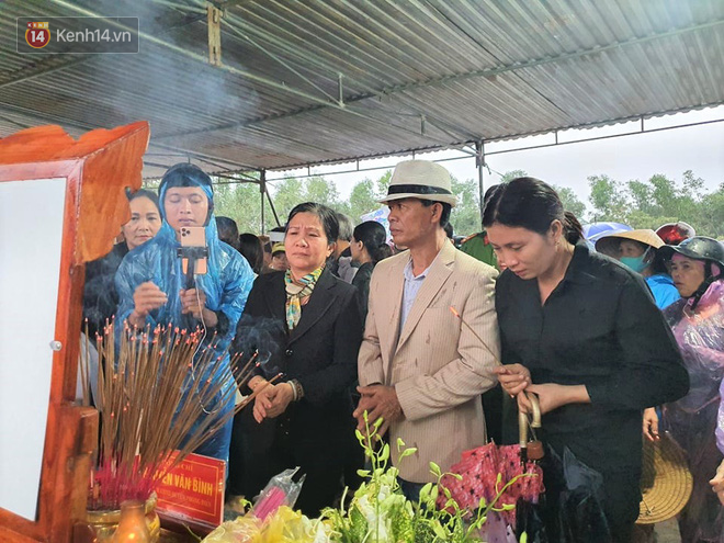 Hàng trăm người dân đội mưa đến tiễn đưa Chủ tịch huyện hy sinh ở Rào Trăng 3 về đất mẹ - 8 Hàng trăm người dân đội mưa đến tiễn đưa Chủ tịch huyện hy sinh ở Rào Trăng 3 về đất mẹ - 8