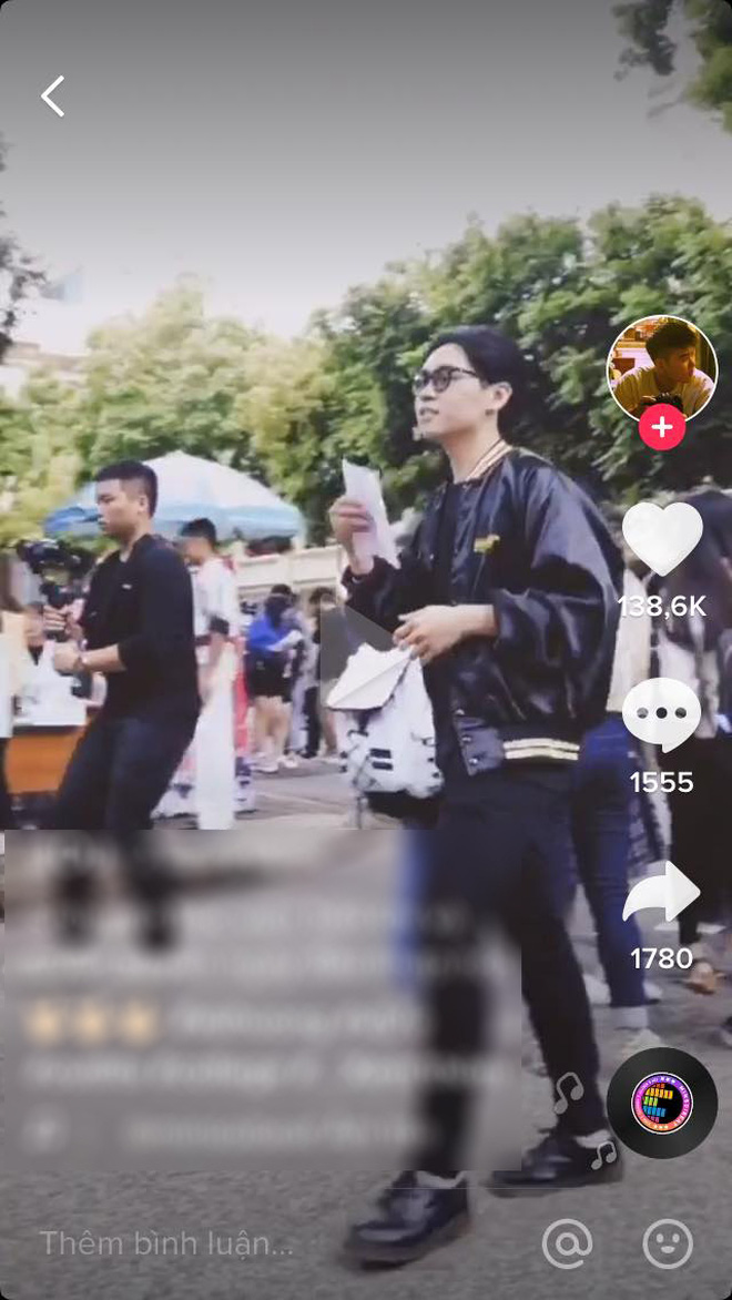 Tân sinh viên trường Báo lên đồ đi nhập học cool như dự Fashion Week, team qua đường muốn dìm cũng không có cửa Tân sinh viên trường Báo lên đồ đi nhập học cool như dự Fashion Week, team qua đường muốn dìm cũng không có cửa