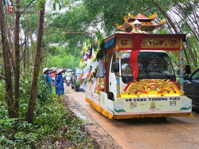 Hàng trăm người dân đội mưa đến tiễn đưa Chủ tịch huyện hy sinh ở Rào Trăng 3 về đất mẹ Hàng trăm người dân đội mưa đến tiễn đưa Chủ tịch huyện hy sinh ở Rào Trăng 3 về đất mẹ