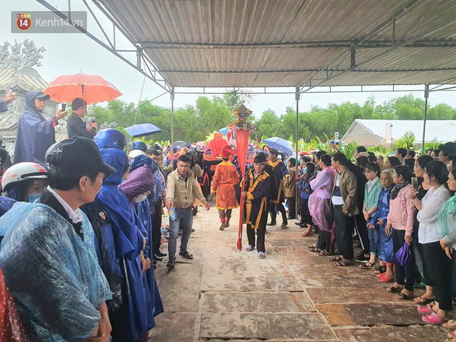 Hàng trăm người dân đội mưa đến tiễn đưa Chủ tịch huyện hy sinh ở Rào Trăng 3 về đất mẹ - 1 Hàng trăm người dân đội mưa đến tiễn đưa Chủ tịch huyện hy sinh ở Rào Trăng 3 về đất mẹ - 1