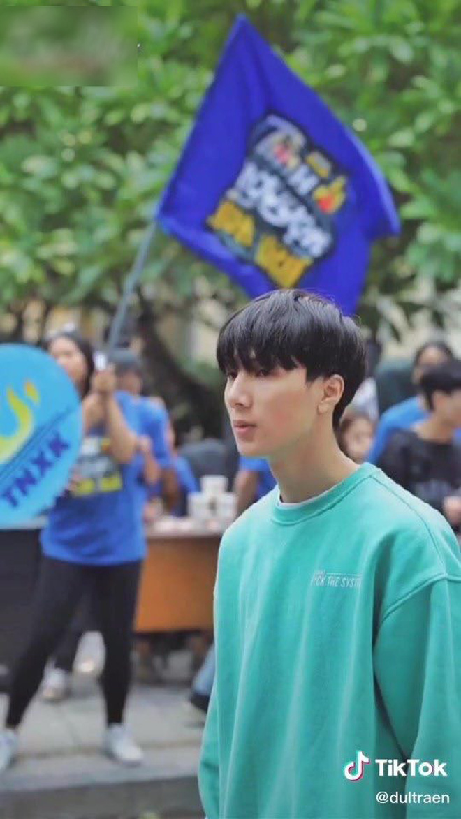 Tân sinh viên trường Báo lên đồ đi nhập học cool như dự Fashion Week, team qua đường muốn dìm cũng không có cửa - 2 Tân sinh viên trường Báo lên đồ đi nhập học cool như dự Fashion Week, team qua đường muốn dìm cũng không có cửa - 2
