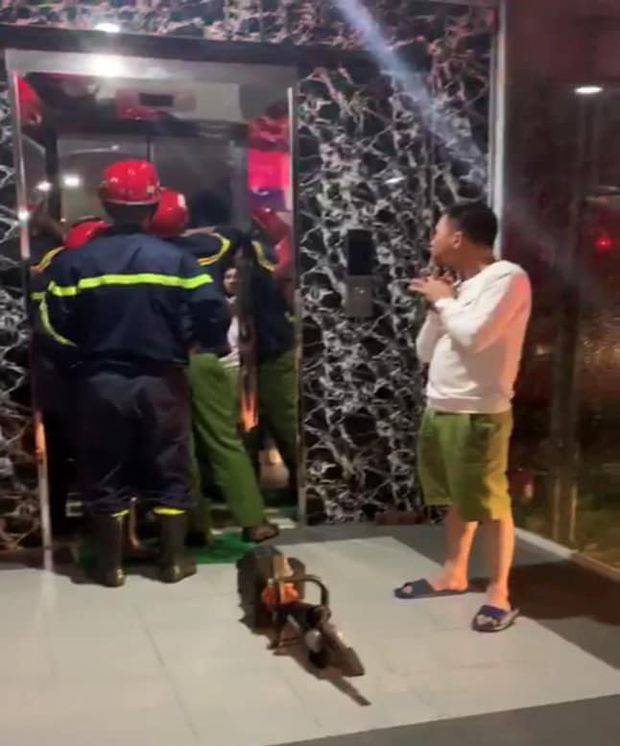 Hà Nội: 17 người hoảng loạn khi bị mắc kẹt trong thang máy, may mắn được giải cứu kịp thời Hà Nội: 17 người hoảng loạn khi bị mắc kẹt trong thang máy, may mắn được giải cứu kịp thời