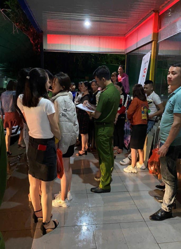 Hà Nội: 17 người hoảng loạn khi bị mắc kẹt trong thang máy, may mắn được giải cứu kịp thời - 1 Hà Nội: 17 người hoảng loạn khi bị mắc kẹt trong thang máy, may mắn được giải cứu kịp thời - 1