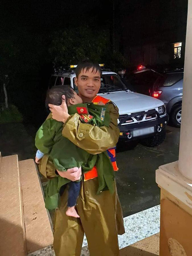 Khoảnh khắc chiến sĩ công an bế bé gái gãy tay vội vã lên ô tô tới bệnh viện trong cơn mưa lũ Quảng Bình gây xúc động - 1 Khoảnh khắc chiến sĩ công an bế bé gái gãy tay vội vã lên ô tô tới bệnh viện trong cơn mưa lũ Quảng Bình gây xúc động - 1