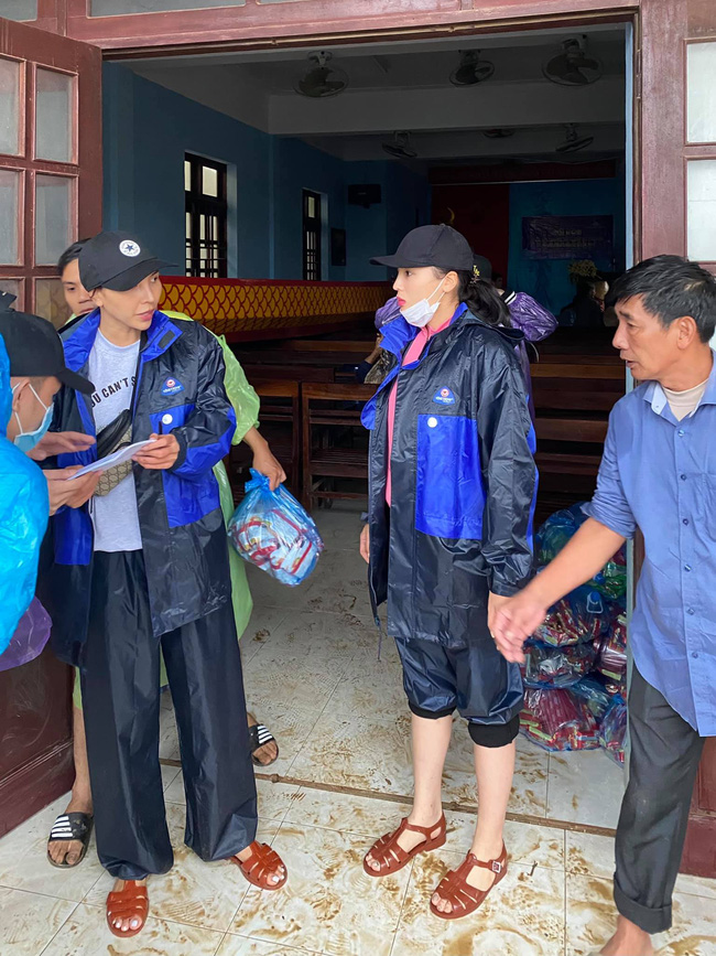 Kỳ Duyên - Minh Triệu bị lật thuyền khi đang đi cứu trợ đồng bào miền Trung - 1 Kỳ Duyên - Minh Triệu bị lật thuyền khi đang đi cứu trợ đồng bào miền Trung - 1