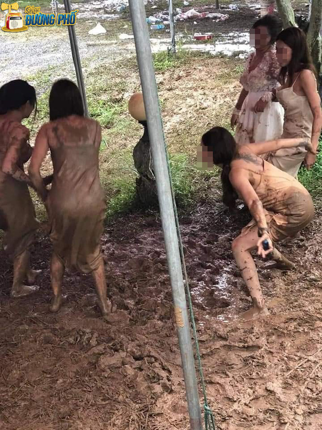 Hội chị em 'quẩy' tung bùn trong đám cưới, nhìn chiếc váy cô dâu, dân mạng than 'chắc nhà trai phát sợ' - 3 Hội chị em 'quẩy' tung bùn trong đám cưới, nhìn chiếc váy cô dâu, dân mạng than 'chắc nhà trai phát sợ' - 3