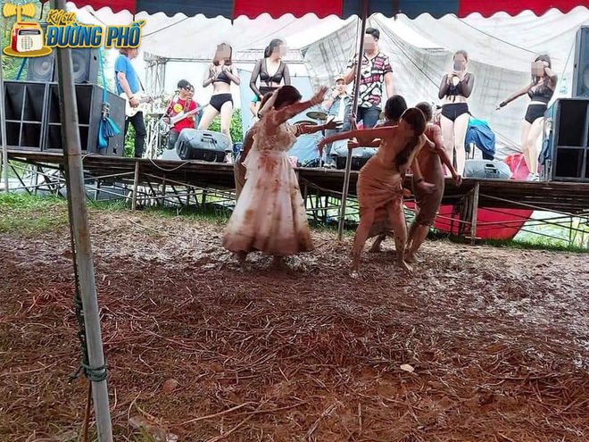 Hội chị em 'quẩy' tung bùn trong đám cưới, nhìn chiếc váy cô dâu, dân mạng than 'chắc nhà trai phát sợ' Hội chị em 'quẩy' tung bùn trong đám cưới, nhìn chiếc váy cô dâu, dân mạng than 'chắc nhà trai phát sợ'