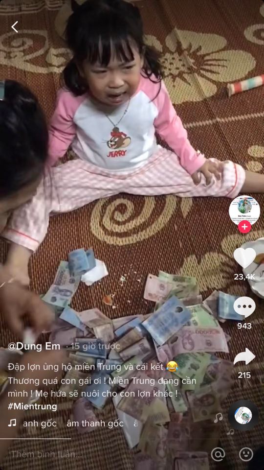 Khóc ròng nức nở vì bị bố đập lợn đất đi ủng hộ miền Trung, ai cũng tưởng bé gái tiếc tiền nhưng sự thật lại gây bất ngờ Khóc ròng nức nở vì bị bố đập lợn đất đi ủng hộ miền Trung, ai cũng tưởng bé gái tiếc tiền nhưng sự thật lại gây bất ngờ