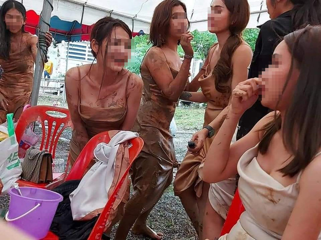 Hội chị em 'quẩy' tung bùn trong đám cưới, nhìn chiếc váy cô dâu, dân mạng than 'chắc nhà trai phát sợ' - 5 Hội chị em 'quẩy' tung bùn trong đám cưới, nhìn chiếc váy cô dâu, dân mạng than 'chắc nhà trai phát sợ' - 5