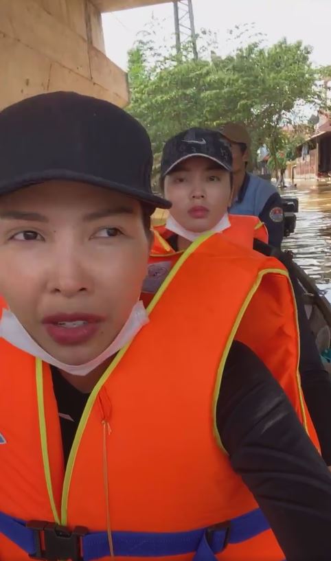 Kỳ Duyên - Minh Triệu bị lật thuyền khi đang đi cứu trợ đồng bào miền Trung - 2 Kỳ Duyên - Minh Triệu bị lật thuyền khi đang đi cứu trợ đồng bào miền Trung - 2