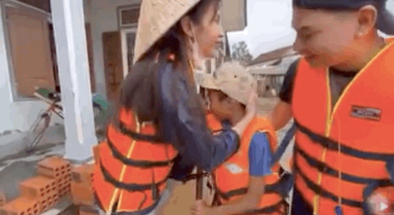 Thủy Tiên gây xúc động mạnh khi quyết định tài trợ cho 2 em học sinh vùng lũ phải nghỉ học do hoàn cảnh khó khăn - 2 Thủy Tiên gây xúc động mạnh khi quyết định tài trợ cho 2 em học sinh vùng lũ phải nghỉ học do hoàn cảnh khó khăn - 2