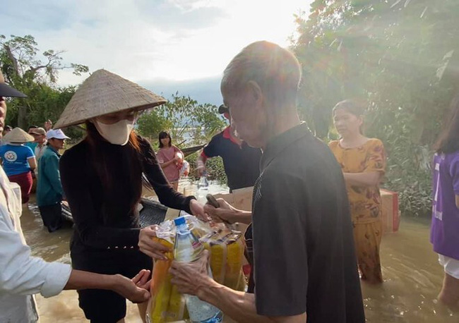 Thủy Tiên công khai sao kê, thông báo đã chi hơn 2 tỷ đồng cùng chia sẻ: 'Ôm một cục tiền lớn ăn không ngon ngủ không yên' - 2 Thủy Tiên công khai sao kê, thông báo đã chi hơn 2 tỷ đồng cùng chia sẻ: 'Ôm một cục tiền lớn ăn không ngon ngủ không yên' - 2