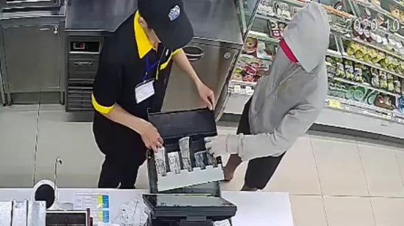 Bắt nam thanh niên 23 tuổi cướp cửa hàng tiện lợi Mini Stop ở Sài Gòn - 1 Bắt nam thanh niên 23 tuổi cướp cửa hàng tiện lợi Mini Stop ở Sài Gòn - 1