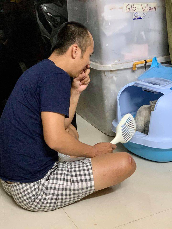 Thấy chồng tự nhiên chăm chỉ đột xuất đi dọn chất thải cho mèo, vợ cười bò khi biết lý do thực sự Thấy chồng tự nhiên chăm chỉ đột xuất đi dọn chất thải cho mèo, vợ cười bò khi biết lý do thực sự