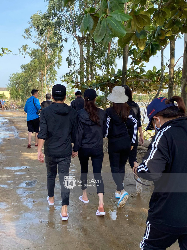 Trường Giang - Nhã Phương nắm chặt tay đồng hành trong chuyến đi cứu trợ miền Trung - 1 Trường Giang - Nhã Phương nắm chặt tay đồng hành trong chuyến đi cứu trợ miền Trung - 1
