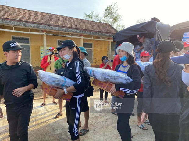 Trường Giang - Nhã Phương nắm chặt tay đồng hành trong chuyến đi cứu trợ miền Trung - 4 Trường Giang - Nhã Phương nắm chặt tay đồng hành trong chuyến đi cứu trợ miền Trung - 4