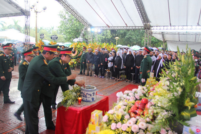 Hương Giang và Matt Liu âm thầm đến lễ tang của chiến sĩ hy sinh trong vụ sạt lở thủy điện Rào Trăng 3 - 3 Hương Giang và Matt Liu âm thầm đến lễ tang của chiến sĩ hy sinh trong vụ sạt lở thủy điện Rào Trăng 3 - 3