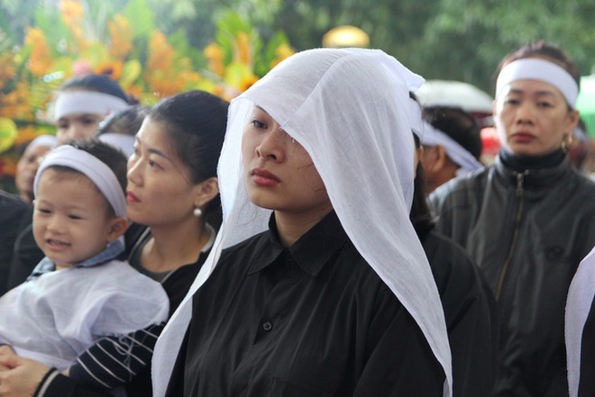 Hương Giang và Matt Liu âm thầm đến lễ tang của chiến sĩ hy sinh trong vụ sạt lở thủy điện Rào Trăng 3 - 2 Hương Giang và Matt Liu âm thầm đến lễ tang của chiến sĩ hy sinh trong vụ sạt lở thủy điện Rào Trăng 3 - 2