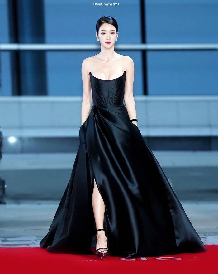 Diện váy o ép vòng 1, 'điên nữ' Seo Ye Ji lộ ngực trên thảm đỏ nhưng vẫn vô tư tạo dáng - 1 Diện váy o ép vòng 1, 'điên nữ' Seo Ye Ji lộ ngực trên thảm đỏ nhưng vẫn vô tư tạo dáng - 1