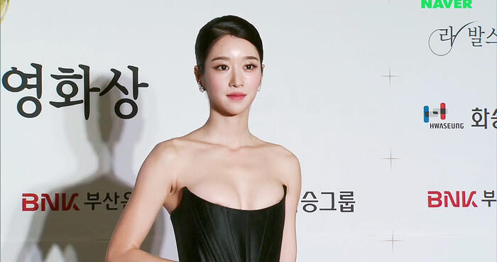 Diện váy o ép vòng 1, 'điên nữ' Seo Ye Ji lộ ngực trên thảm đỏ nhưng vẫn vô tư tạo dáng - 6 Diện váy o ép vòng 1, 'điên nữ' Seo Ye Ji lộ ngực trên thảm đỏ nhưng vẫn vô tư tạo dáng - 6