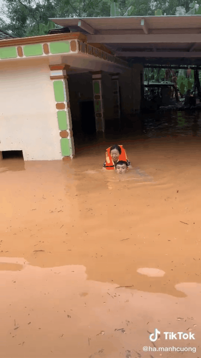 Người phụ nữ bật khóc khi được đưa ra khỏi căn nhà không điện không đồ ăn, 4-5 ngày nhịn đói ngâm mình trong nước, kêu cứu không ai nghe thấy Người phụ nữ bật khóc khi được đưa ra khỏi căn nhà không điện không đồ ăn, 4-5 ngày nhịn đói ngâm mình trong nước, kêu cứu không ai nghe thấy