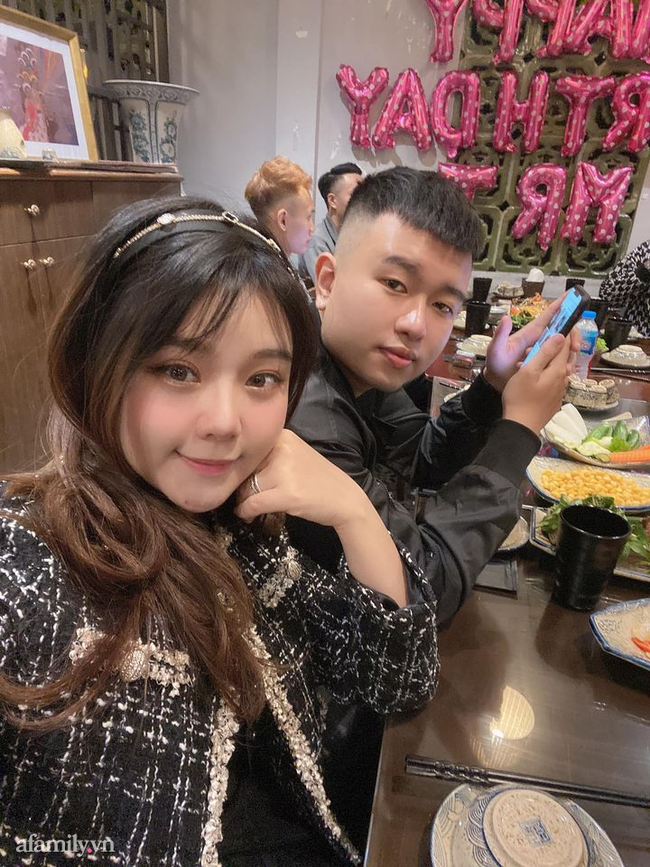 Chuyện hôn nhân thu hút 21 nghìn like của cặp đôi quen nhau vì một cái bàn, lần đầu tiên gặp vào lúc 3 giờ sáng và bức hình che mặt khóc ngày kết hôn - 3 Chuyện hôn nhân thu hút 21 nghìn like của cặp đôi quen nhau vì một cái bàn, lần đầu tiên gặp vào lúc 3 giờ sáng và bức hình che mặt khóc ngày kết hôn - 3