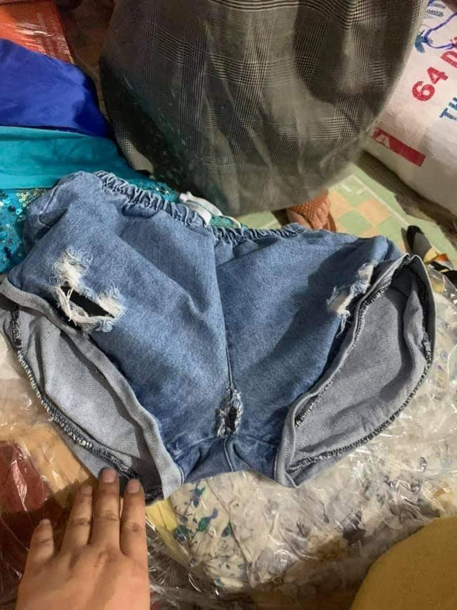Chán ngán cảnh đi quyên đồ từ thiện như đi quyên rác, hết áo 2 dây, đồ lót gợi cảm đến áo rách, quần thủng đũng,... - 7 Chán ngán cảnh đi quyên đồ từ thiện như đi quyên rác, hết áo 2 dây, đồ lót gợi cảm đến áo rách, quần thủng đũng,... - 7