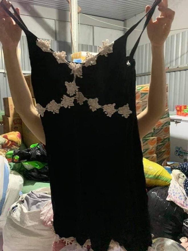 Chán ngán cảnh đi quyên đồ từ thiện như đi quyên rác, hết áo 2 dây, đồ lót gợi cảm đến áo rách, quần thủng đũng,... - 1 Chán ngán cảnh đi quyên đồ từ thiện như đi quyên rác, hết áo 2 dây, đồ lót gợi cảm đến áo rách, quần thủng đũng,... - 1
