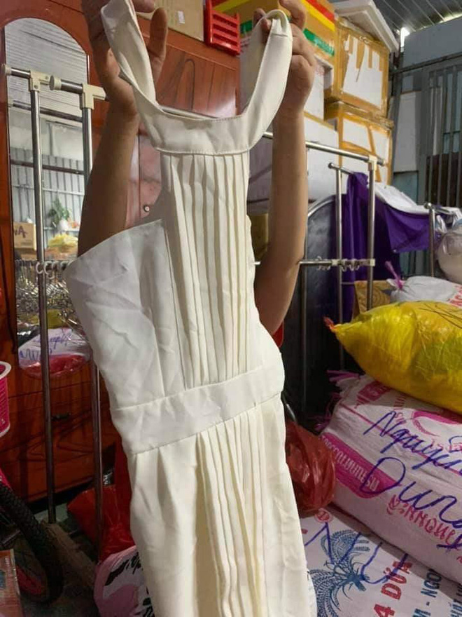 Chán ngán cảnh đi quyên đồ từ thiện như đi quyên rác, hết áo 2 dây, đồ lót gợi cảm đến áo rách, quần thủng đũng,... Chán ngán cảnh đi quyên đồ từ thiện như đi quyên rác, hết áo 2 dây, đồ lót gợi cảm đến áo rách, quần thủng đũng,...
