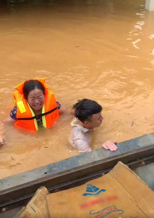 Người phụ nữ bật khóc khi được đưa ra khỏi căn nhà không điện không đồ ăn, 4-5 ngày nhịn đói ngâm mình trong nước, kêu cứu không ai nghe thấy - 3 Người phụ nữ bật khóc khi được đưa ra khỏi căn nhà không điện không đồ ăn, 4-5 ngày nhịn đói ngâm mình trong nước, kêu cứu không ai nghe thấy - 3