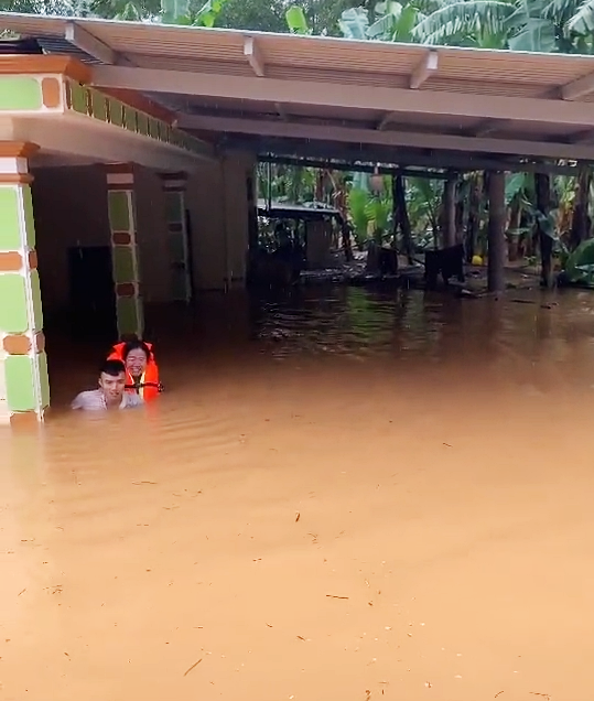 Người phụ nữ bật khóc khi được đưa ra khỏi căn nhà không điện không đồ ăn, 4-5 ngày nhịn đói ngâm mình trong nước, kêu cứu không ai nghe thấy - 2 Người phụ nữ bật khóc khi được đưa ra khỏi căn nhà không điện không đồ ăn, 4-5 ngày nhịn đói ngâm mình trong nước, kêu cứu không ai nghe thấy - 2