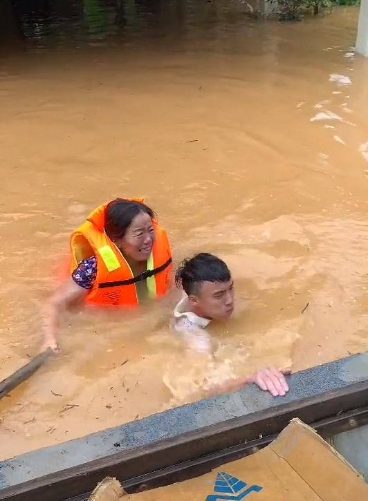 Người phụ nữ bật khóc khi được đưa ra khỏi căn nhà không điện không đồ ăn, 4-5 ngày nhịn đói ngâm mình trong nước, kêu cứu không ai nghe thấy - 4 Người phụ nữ bật khóc khi được đưa ra khỏi căn nhà không điện không đồ ăn, 4-5 ngày nhịn đói ngâm mình trong nước, kêu cứu không ai nghe thấy - 4