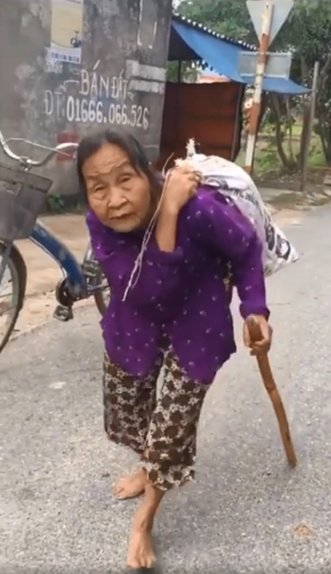 Gặp cụ bà lưng còng 'cõng' bao quần áo, mì tôm ủng hộ người dân miền Trung: 'Hơn 200.000 đồng/tháng tôi ăn tiêu xả láng, giúp được phần nào hay phần đó' Gặp cụ bà lưng còng 'cõng' bao quần áo, mì tôm ủng hộ người dân miền Trung: 'Hơn 200.000 đồng/tháng tôi ăn tiêu xả láng, giúp được phần nào hay phần đó'