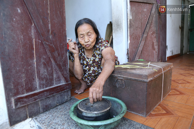 Gặp cụ bà lưng còng 'cõng' bao quần áo, mì tôm ủng hộ người dân miền Trung: 'Hơn 200.000 đồng/tháng tôi ăn tiêu xả láng, giúp được phần nào hay phần đó' - 11 Gặp cụ bà lưng còng 'cõng' bao quần áo, mì tôm ủng hộ người dân miền Trung: 'Hơn 200.000 đồng/tháng tôi ăn tiêu xả láng, giúp được phần nào hay phần đó' - 11