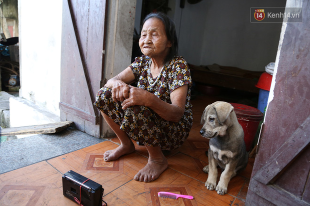 Gặp cụ bà lưng còng 'cõng' bao quần áo, mì tôm ủng hộ người dân miền Trung: 'Hơn 200.000 đồng/tháng tôi ăn tiêu xả láng, giúp được phần nào hay phần đó' - 15 Gặp cụ bà lưng còng 'cõng' bao quần áo, mì tôm ủng hộ người dân miền Trung: 'Hơn 200.000 đồng/tháng tôi ăn tiêu xả láng, giúp được phần nào hay phần đó' - 15