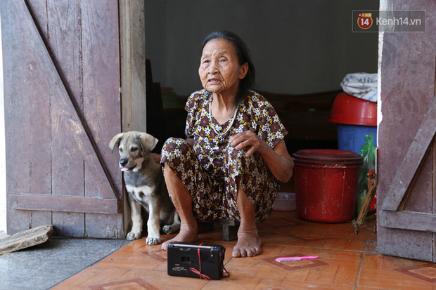 Gặp cụ bà lưng còng 'cõng' bao quần áo, mì tôm ủng hộ người dân miền Trung: 'Hơn 200.000 đồng/tháng tôi ăn tiêu xả láng, giúp được phần nào hay phần đó' - 19 Gặp cụ bà lưng còng 'cõng' bao quần áo, mì tôm ủng hộ người dân miền Trung: 'Hơn 200.000 đồng/tháng tôi ăn tiêu xả láng, giúp được phần nào hay phần đó' - 19