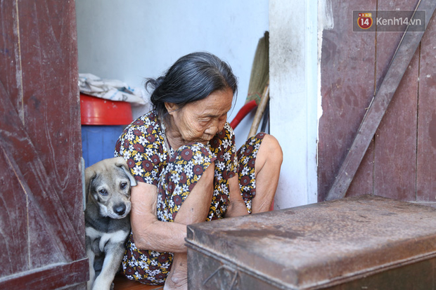 Gặp cụ bà lưng còng 'cõng' bao quần áo, mì tôm ủng hộ người dân miền Trung: 'Hơn 200.000 đồng/tháng tôi ăn tiêu xả láng, giúp được phần nào hay phần đó' - 7 Gặp cụ bà lưng còng 'cõng' bao quần áo, mì tôm ủng hộ người dân miền Trung: 'Hơn 200.000 đồng/tháng tôi ăn tiêu xả láng, giúp được phần nào hay phần đó' - 7