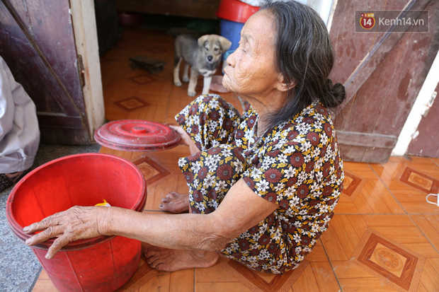 Gặp cụ bà lưng còng 'cõng' bao quần áo, mì tôm ủng hộ người dân miền Trung: 'Hơn 200.000 đồng/tháng tôi ăn tiêu xả láng, giúp được phần nào hay phần đó' - 9 Gặp cụ bà lưng còng 'cõng' bao quần áo, mì tôm ủng hộ người dân miền Trung: 'Hơn 200.000 đồng/tháng tôi ăn tiêu xả láng, giúp được phần nào hay phần đó' - 9