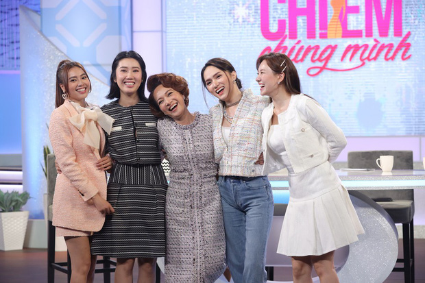 Netizen tranh cãi tố Hương Giang liên tục mặc lố trên sóng truyền hình, chiếm luôn spotlight của Hari Won và tiền bối - 1 Netizen tranh cãi tố Hương Giang liên tục mặc lố trên sóng truyền hình, chiếm luôn spotlight của Hari Won và tiền bối - 1