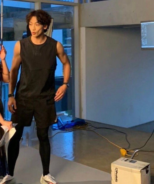 Ông xã Kim Tae Hee khiến fan 'hú hồn' khi xuất hiện với mặt mộc già nua và xuống sắc tới khó nhận ra - 4 Ông xã Kim Tae Hee khiến fan 'hú hồn' khi xuất hiện với mặt mộc già nua và xuống sắc tới khó nhận ra - 4