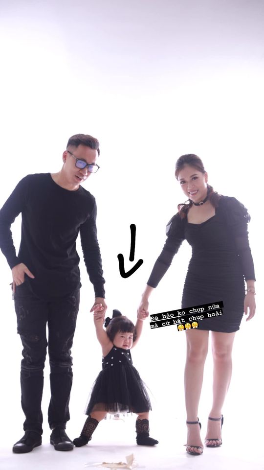 Chụp ảnh nhưng con gái 'khóc trôi cả studio', người mẹ lên tiếng giải thích về những tấm ảnh để đời Chụp ảnh nhưng con gái 'khóc trôi cả studio', người mẹ lên tiếng giải thích về những tấm ảnh để đời