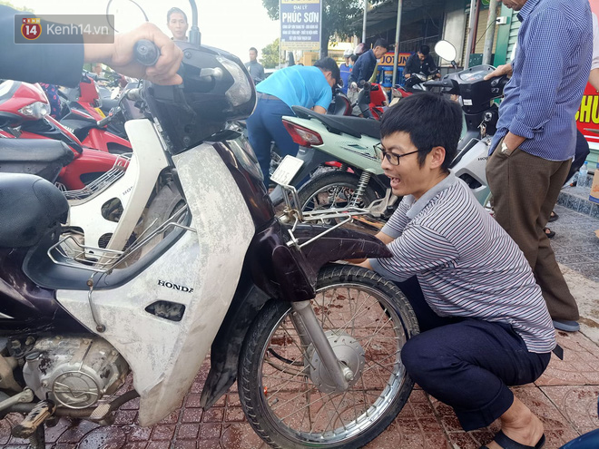 Tình người nơi lũ dữ đi qua: Hàng ngàn xe máy hỏng vì chìm trong biển nước, nhóm thợ tình nguyện sửa miễn phí cho bà con - 16 Tình người nơi lũ dữ đi qua: Hàng ngàn xe máy hỏng vì chìm trong biển nước, nhóm thợ tình nguyện sửa miễn phí cho bà con - 16