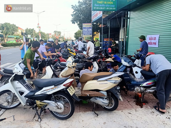 Tình người nơi lũ dữ đi qua: Hàng ngàn xe máy hỏng vì chìm trong biển nước, nhóm thợ tình nguyện sửa miễn phí cho bà con - 15 Tình người nơi lũ dữ đi qua: Hàng ngàn xe máy hỏng vì chìm trong biển nước, nhóm thợ tình nguyện sửa miễn phí cho bà con - 15