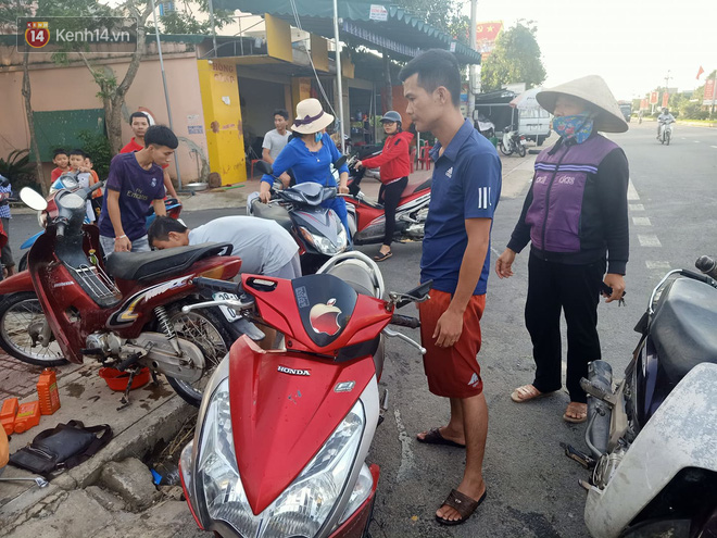 Tình người nơi lũ dữ đi qua: Hàng ngàn xe máy hỏng vì chìm trong biển nước, nhóm thợ tình nguyện sửa miễn phí cho bà con - 14 Tình người nơi lũ dữ đi qua: Hàng ngàn xe máy hỏng vì chìm trong biển nước, nhóm thợ tình nguyện sửa miễn phí cho bà con - 14